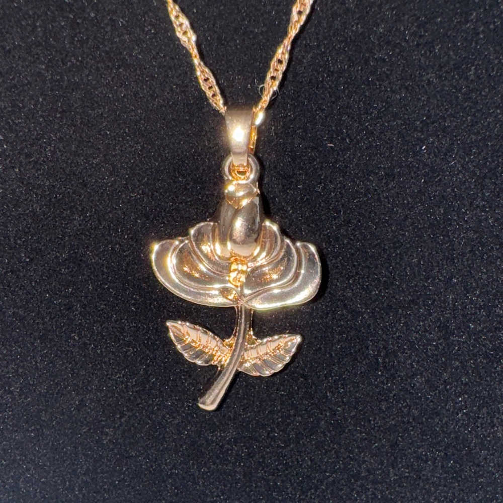 Elegant Gold Rose Pendant Necklace